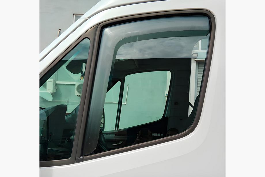 Mercedes Sprinter W907/W910 2018– Vetrni deflektorji za okna, vstavljivi (polprosojni, 2 kos, Cagatay) Fotografija 1