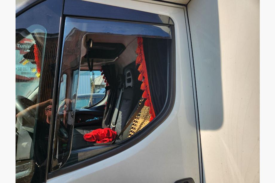 Iveco Daily 2014– Vetrni deflektorji za okna, vstavljivi (polprosojni, 2 kos, Cagatay) Image