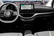 Pregled Fiat 500e: eleganten električni kombilimuzinski model fotografija 4