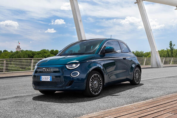 Pregled Fiat 500e: eleganten električni kombilimuzinski model