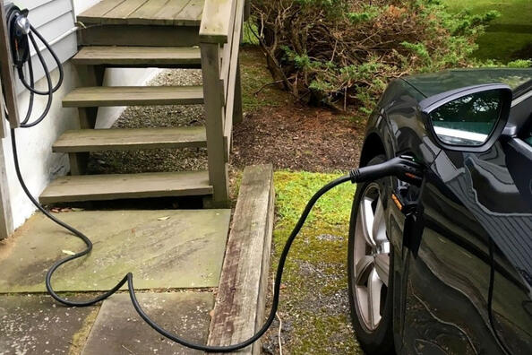 Kako uporabiti električni avto za napajanje doma: prednosti in možnosti