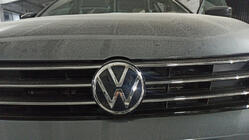Volkswagen Jetta 2011–2018 Sprednji emblem fotografija 2