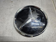 Mercedes C-class W205 2014–2021 Razprodaja Sprednji emblem pod steklom, kromiran okvir a2058806406 (razstavni kos) fotografija 2
