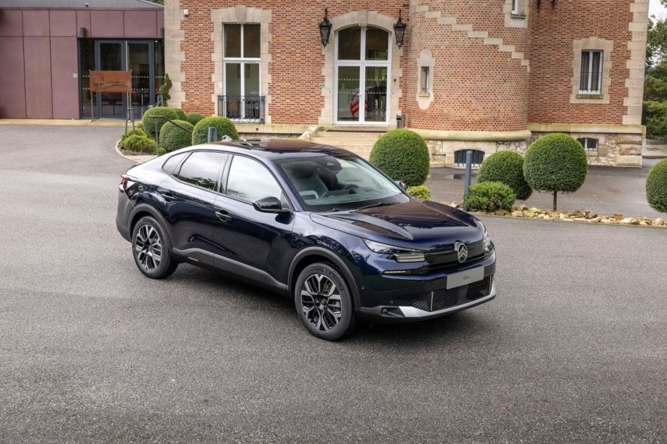 Test Citroen C4 X 2024: posodobljena križanska limuzina
