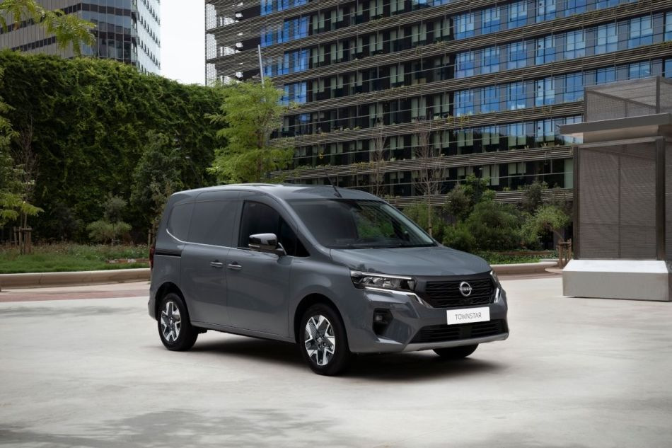 Pregled Nissan Townstar: združitev udobja in funkcionalnosti