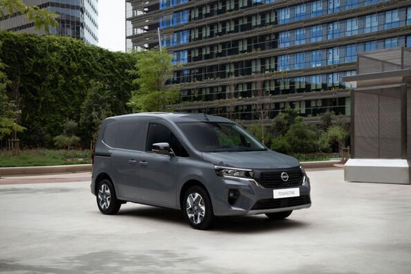 Pregled Nissan Townstar: združitev udobja in funkcionalnosti