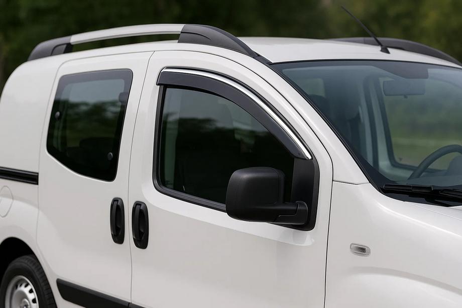 Fiat Fiorino/Qubo 2008–2024 Vetrni deflektorji za okna s kromirano letvico Niken Luxury (2 kosa) Fotografija 1