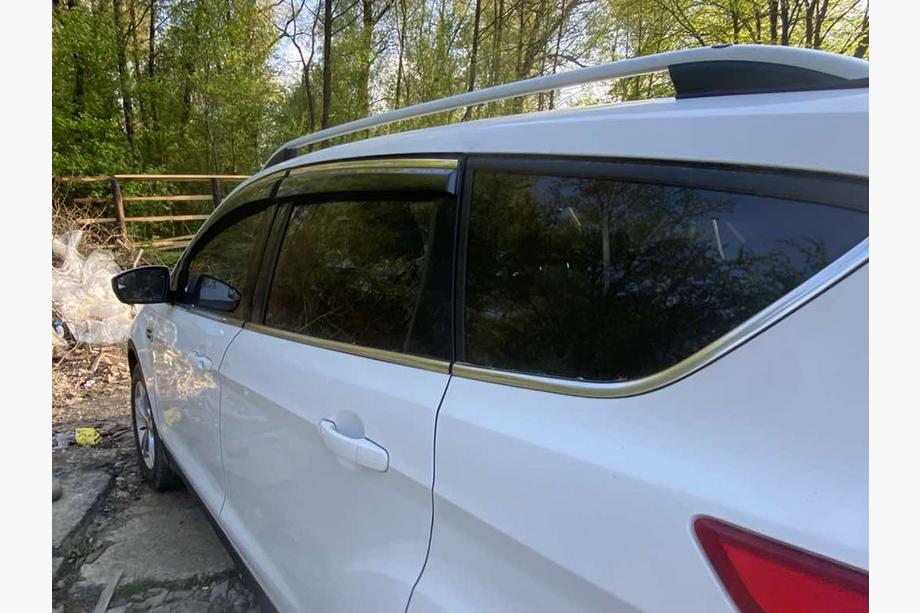 Ford Kuga/Escape 2013–2019 Vetrni deflektorji oken s kromirano letvijo Niken Luxury (4 kosi) Fotografija 3