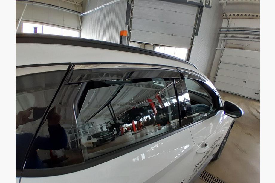 Hyundai Tucson NX4 2021– Vetrni deflektorji oken s kromirano letvijo Niken Luxury (4 kosi) Fotografija 4