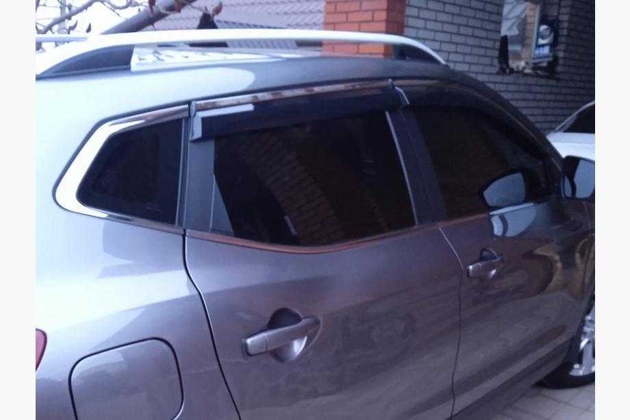 Nissan Qashqai 2014–2021 Vetrni deflektorji oken s kromirano letvijo Niken Luxury (4 kosi) Fotografija 5
