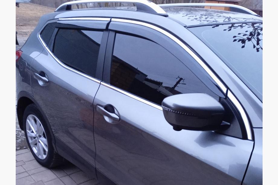 Nissan Qashqai 2014–2021 Vetrni deflektorji oken s kromirano letvijo Niken Luxury (4 kosi) Fotografija 3