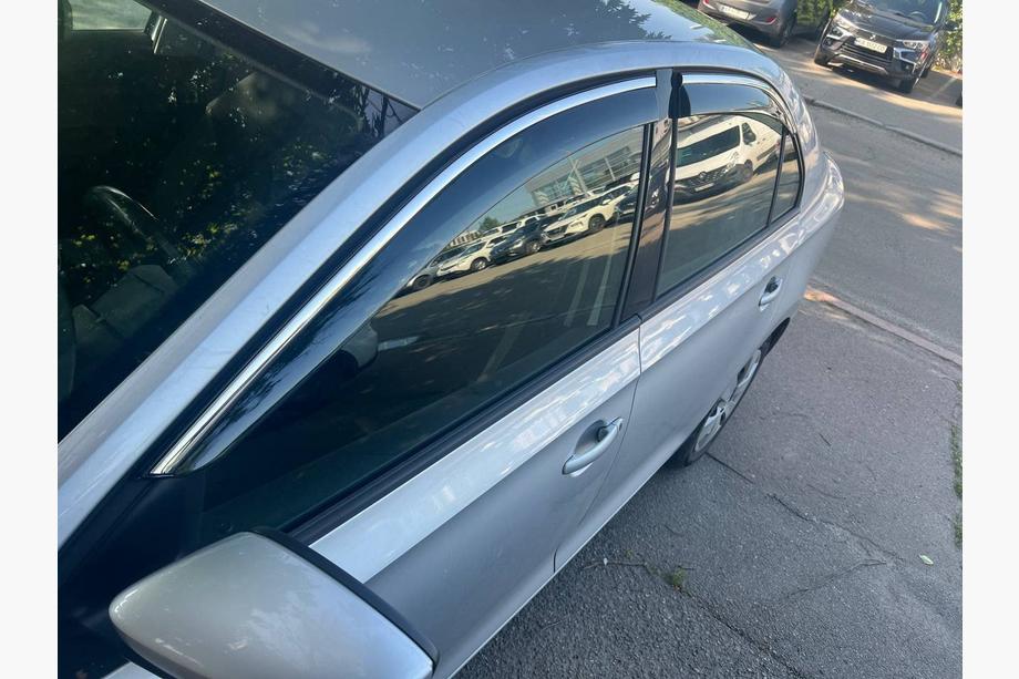 Skoda Rapid 2012–2019 Vetrni deflektorji oken s kromirano letvijo Niken Luxury (4 kosi) Image