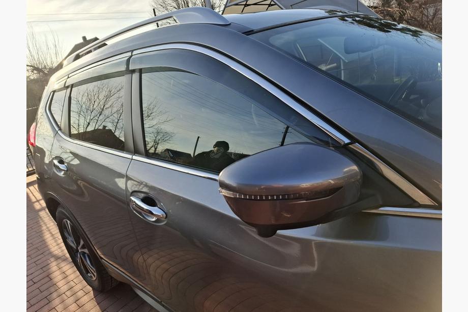 Nissan X-trail T32/Rogue 2014–2021 Okenski vetrni deflektorji s kromiranim okrasnim trakom Niken Luxury (6 kos) Fotografija 1