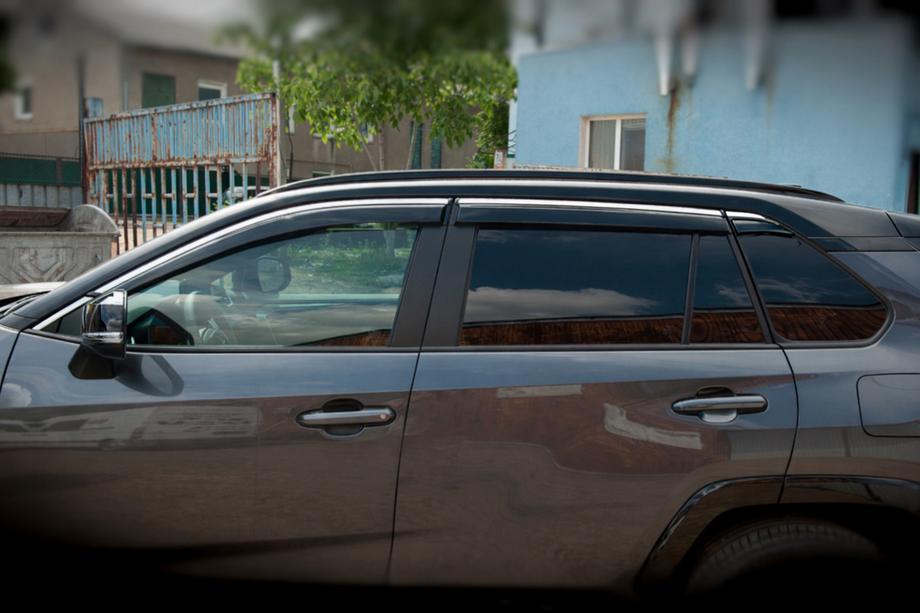Toyota Rav 4 2019–2025 Okenski vetrni deflektorji s kromiranim okrasnim trakom Niken Luxury (6 kos) Image