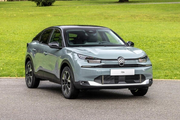 Pregled električnega kombilimuzinskega Citroen e-C4 2024
