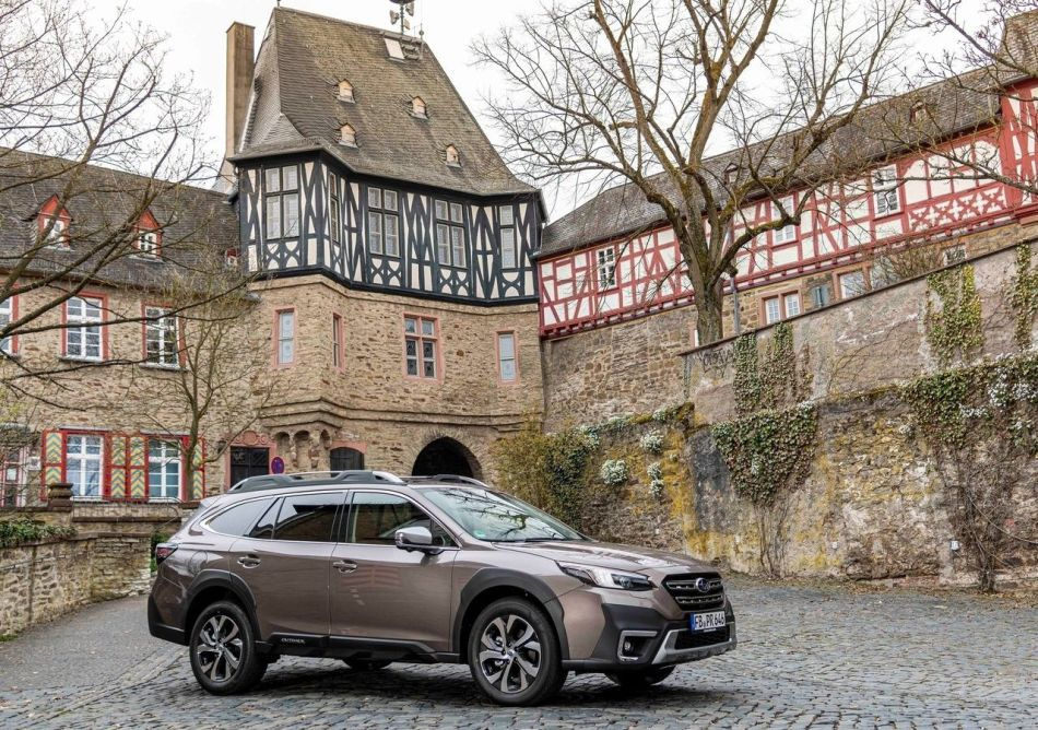 Pregled Subaru Outback: zanesljiv in funkcionalen crossover za vse ceste