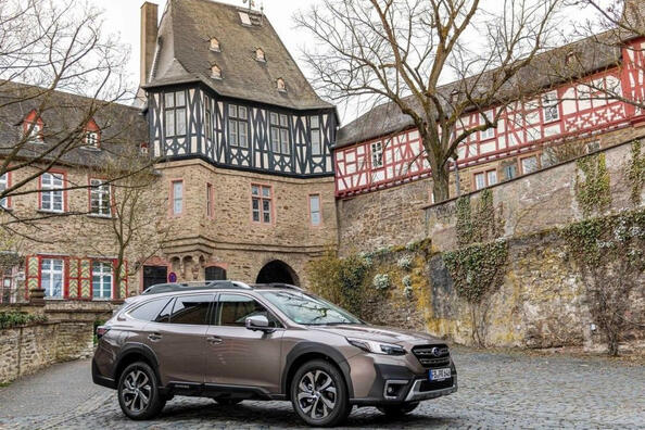 Pregled Subaru Outback: zanesljiv in funkcionalen crossover za vse ceste