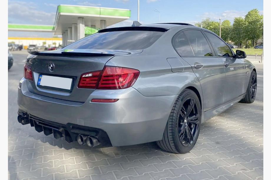 BMW serija 5 F10/F11 2010–2016 Zadnji difuzor CS-Style DPT (za M5, sijajno črn, vakuumsko oblikovan) Fotografija 3