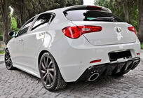 Alfa Romeo Giulietta 2010–2020 Stranski pragovi DPT (črna v visokem sijaju) fotografija 2