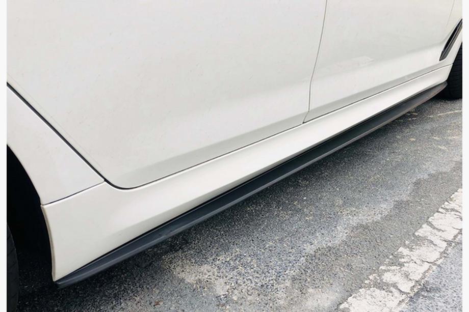BMW serija 5 G30/G31 2017–2023 DPT V-1 nastavki pragov (za M-Sport/M5 pragove, črna visok sijaj) Fotografija 3