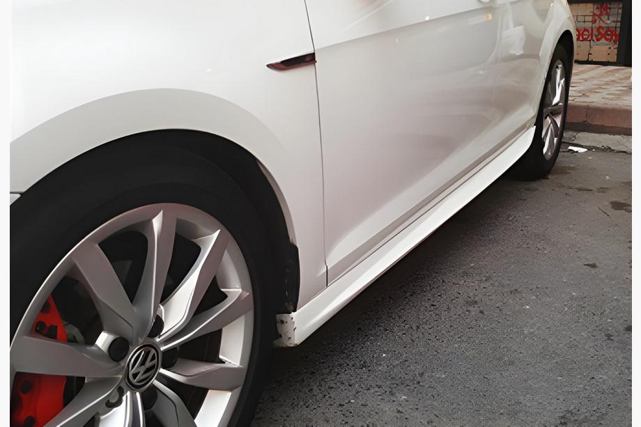 Volkswagen Golf 8 2019– Stranski pragovi DPT V-1 (črna visok sijaj) Image