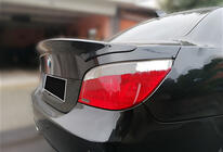 BMW Serija 5 E60/E61 2003–2010 Spojler v slogu CSL (črn visok sijaj) fotografija 2