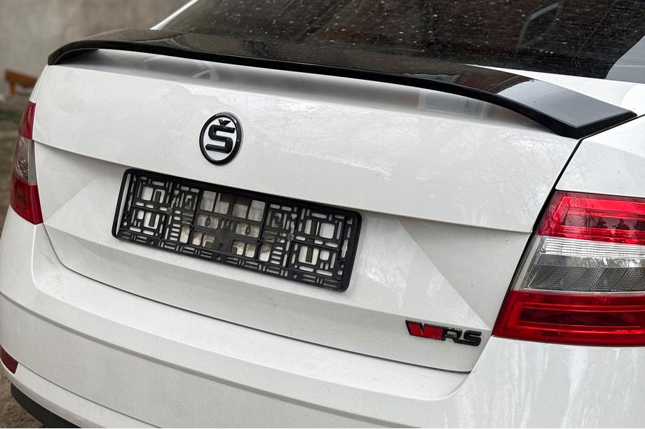Skoda Octavia III A7 2013–2019 Spojler DPT V-5 (črna visok sijaj) Fotografija 1