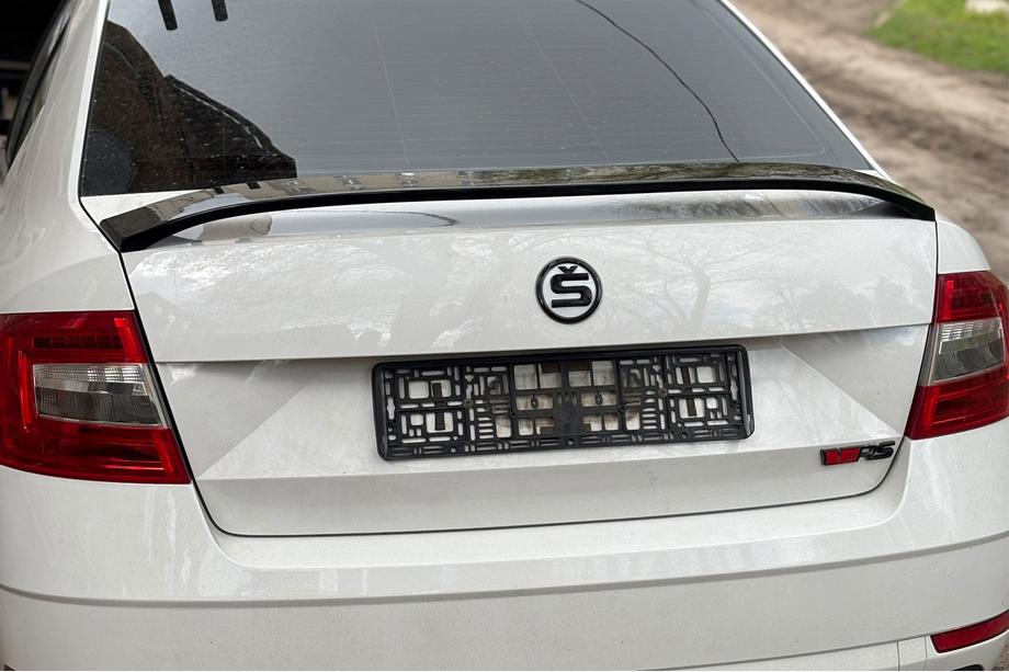 Skoda Octavia III A7 2013–2019 Spojler DPT V-5 (črna visok sijaj) Fotografija 2
