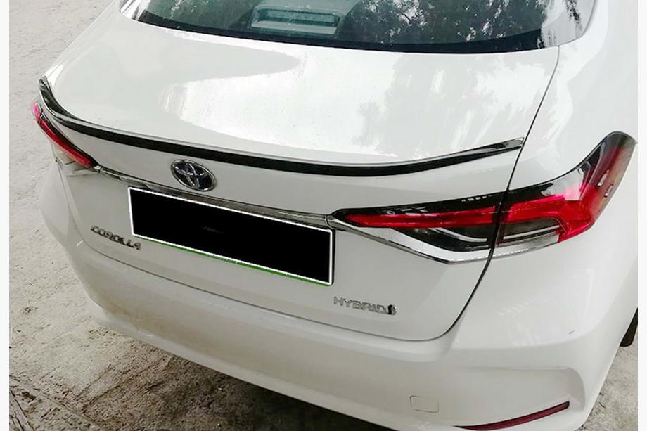 Toyota Corolla 2019– DPT spojler (črna visok sijaj) Image