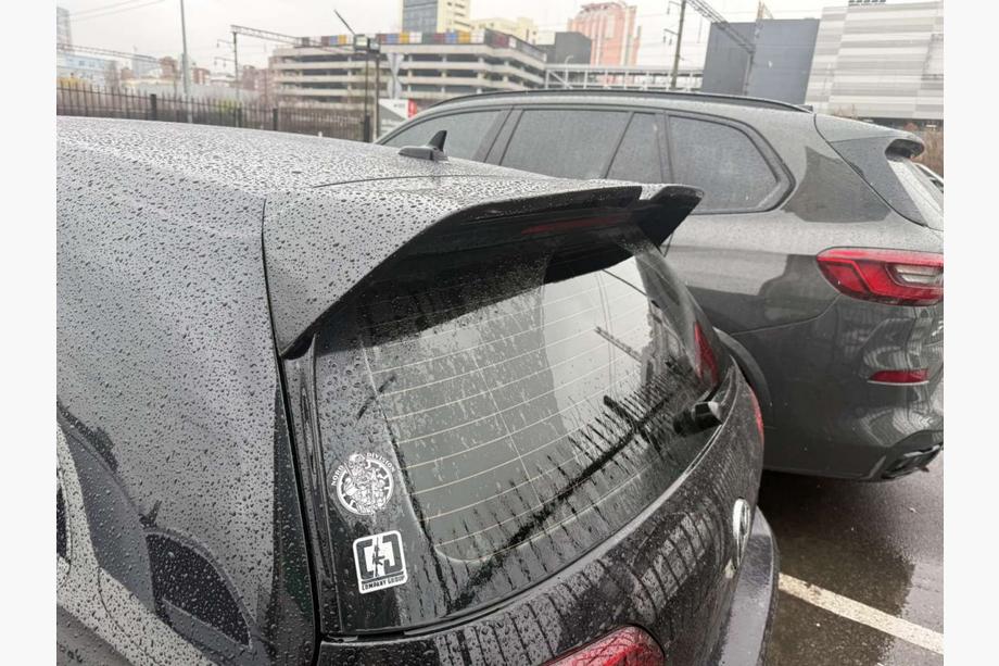 Volkswagen Golf 7/E-Golf 2012–2020 Spojler DPT V-2 (za GTI / R HB, črna visokosijajna) Fotografija 5