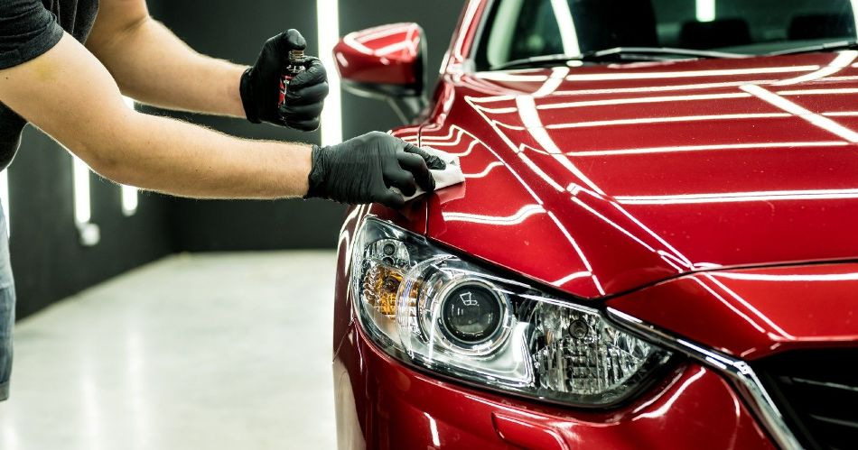 Za kaj je namenjeno tekoče steklo za avto?
