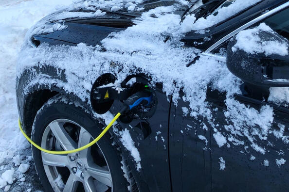 Električni avto pozimi: nasveti za udobno in varčno vožnjo