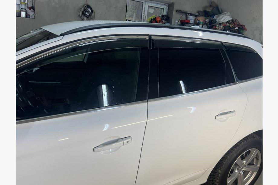 Volvo XC60 2009–2017 Okenski vetrni deflektorji s kromiranim okrasnim trakom Niken Luxury (6 kos) Fotografija 4