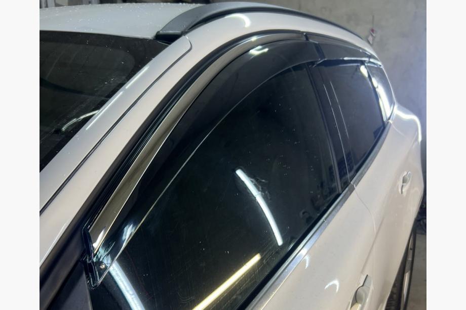 Volvo XC60 2009–2017 Okenski vetrni deflektorji s kromiranim okrasnim trakom Niken Luxury (6 kos) Fotografija 5