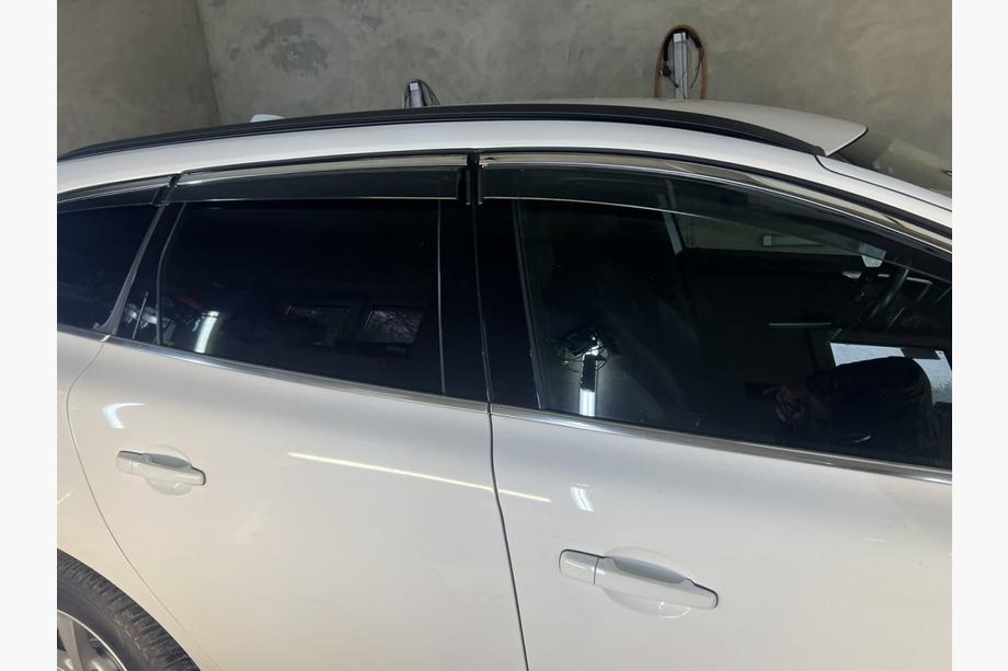 Volvo XC60 2009–2017 Okenski vetrni deflektorji s kromiranim okrasnim trakom Niken Luxury (6 kos) Fotografija 6