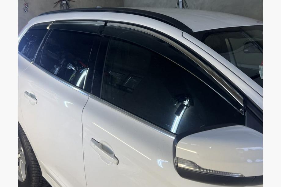 Volvo XC60 2009–2017 Okenski vetrni deflektorji s kromiranim okrasnim trakom Niken Luxury (6 kos) Fotografija 1