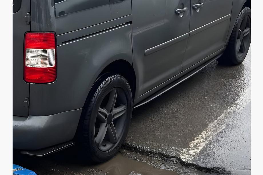 Volkswagen Caddy 2015–2020 Performance stranski pragovi (črni) Fotografija 3