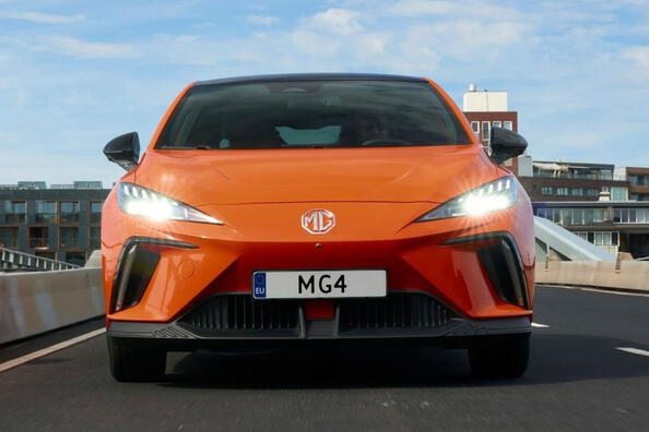 Test MG4 EV: električni mestni kombilimuzina