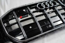 Audi Q8 2018– Sprednja maska SQ-Style (2018-2023, črna s kromom) fotografija 5