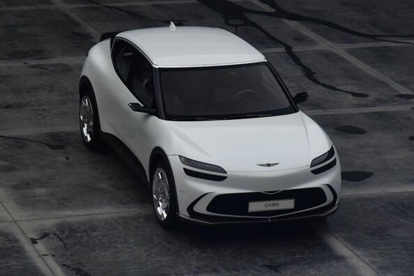 Genesis GV60: preizkus električnega križanca