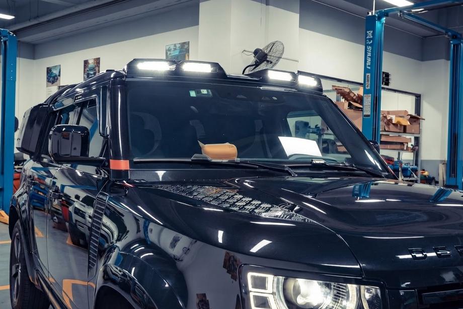Land Rover Defender 2019– Senčnik vetrobranskega stekla s 4 LED Image