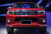 Toyota Hilux 2015– Sprednji žarometi OEM V2 2015-2019 (za ksenonsko žarnico ali LED, 2 kosa) fotografija 2