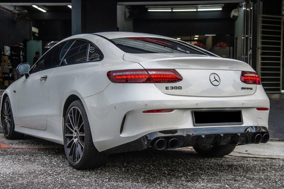 Mercedes E-class coupe C238 2016–2024 Zadnji difuzor Black z izpušnimi zaključki Black (AMG53 dizajn) Image