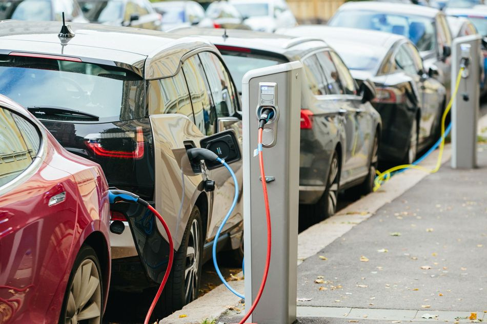 Koliko let lahko zdrži električni avto?