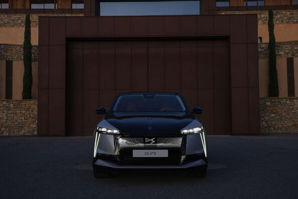 DS N°8: test električnega paradnega crossoverja