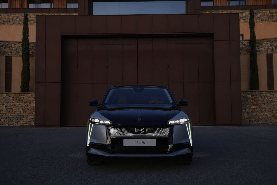 DS N°8: test električnega paradnega crossoverja