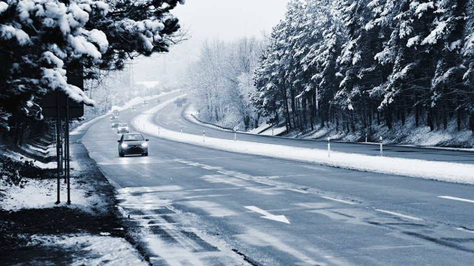 Kako varno voziti po poledici: nasveti za voznike