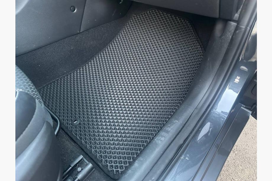 Hyundai Kona 2017–2023 EVA preproge (Bencin, Črna) Fotografija 2
