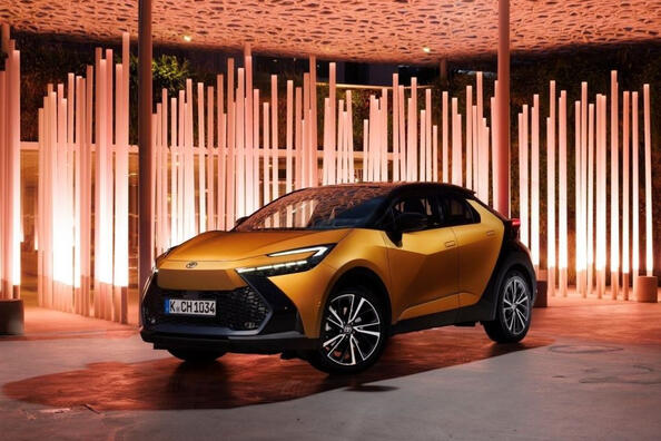 Pregled: stilski hibridni crossover Toyota C-HR (2. generacija) Fotografija 1