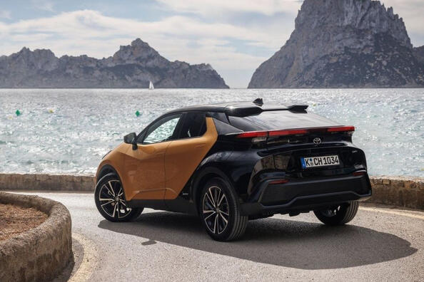 Pregled: stilski hibridni crossover Toyota C-HR (2. generacija) Fotografija 4